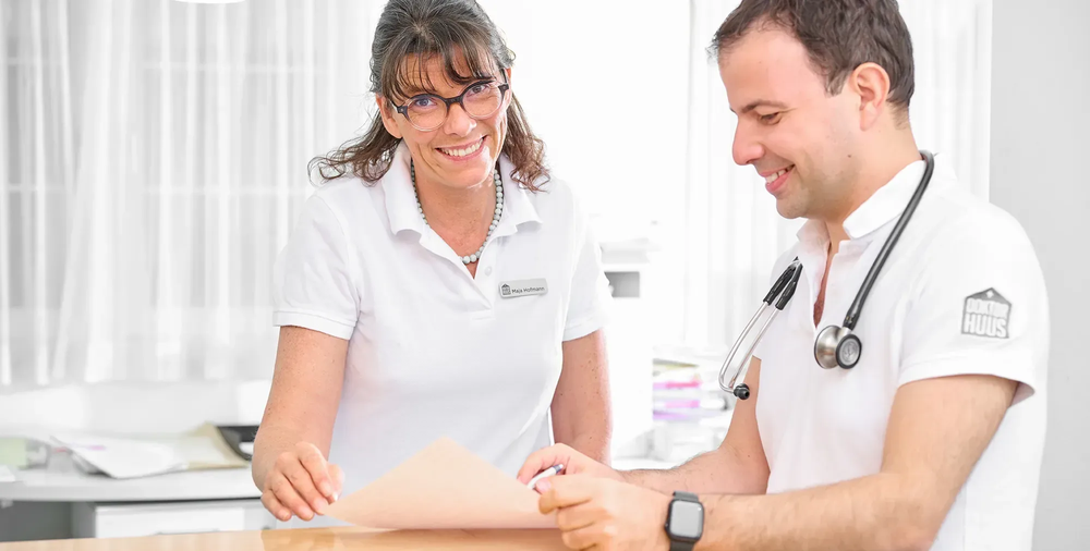 Doktor huus mitarbeiterin in gespraech mit arzt